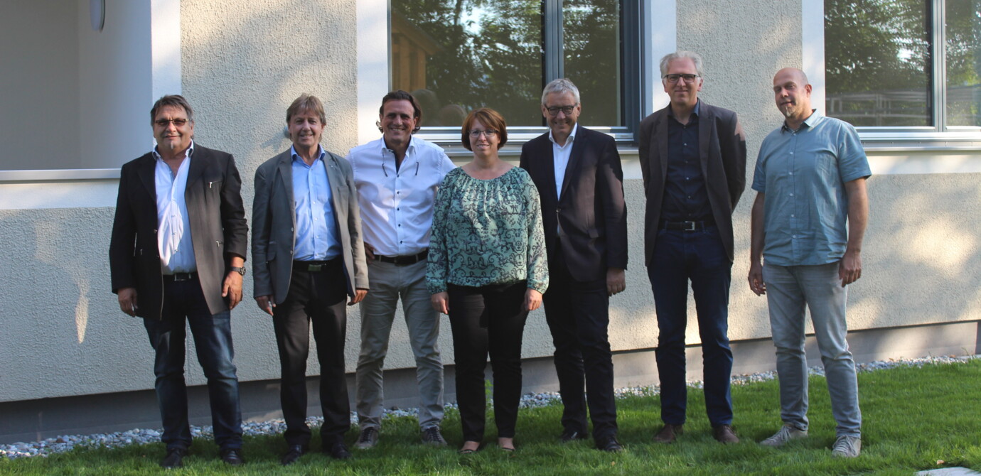 Erwarten die neuen Mieter (v. l. n. r.): Gemeinderat Erich Gisinger, Bürgermeister Fritz Maierhofer, Vizebürgermeister Gerd Hölzl (alle Gemeinde Koblach), AH Prokuristin Alexandra Schalegg, Landesstatthalter Mag. Karlheinz Rüdisser, Architekt DI Reinhard Drexel und Rhomberg Bau Projektleiter DI Bernd Raica. Erwarten die neuen Mieter (v. l. n. r.): Gemeinderat Erich Gisinger, Bürgermeister Fritz Maierhofer, Vizebürgermeister Gerd Hölzl (alle Gemeinde Koblach), AH Prokuristin Alexandra Schalegg, Landesstatthalter Mag. Karlheinz Rüdisser, Architekt DI Reinhard Drexel und Rhomberg Bau Projektleiter DI Bernd Raica.